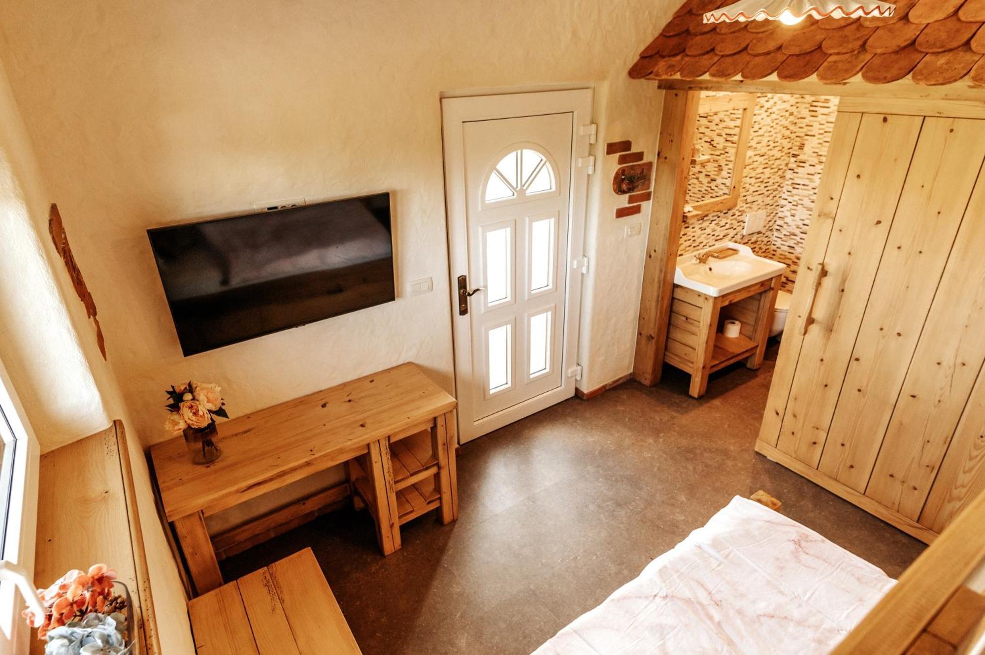 Hotel Gostilnica Orle - Sleeping In The Tower à Škofljica Extérieur photo