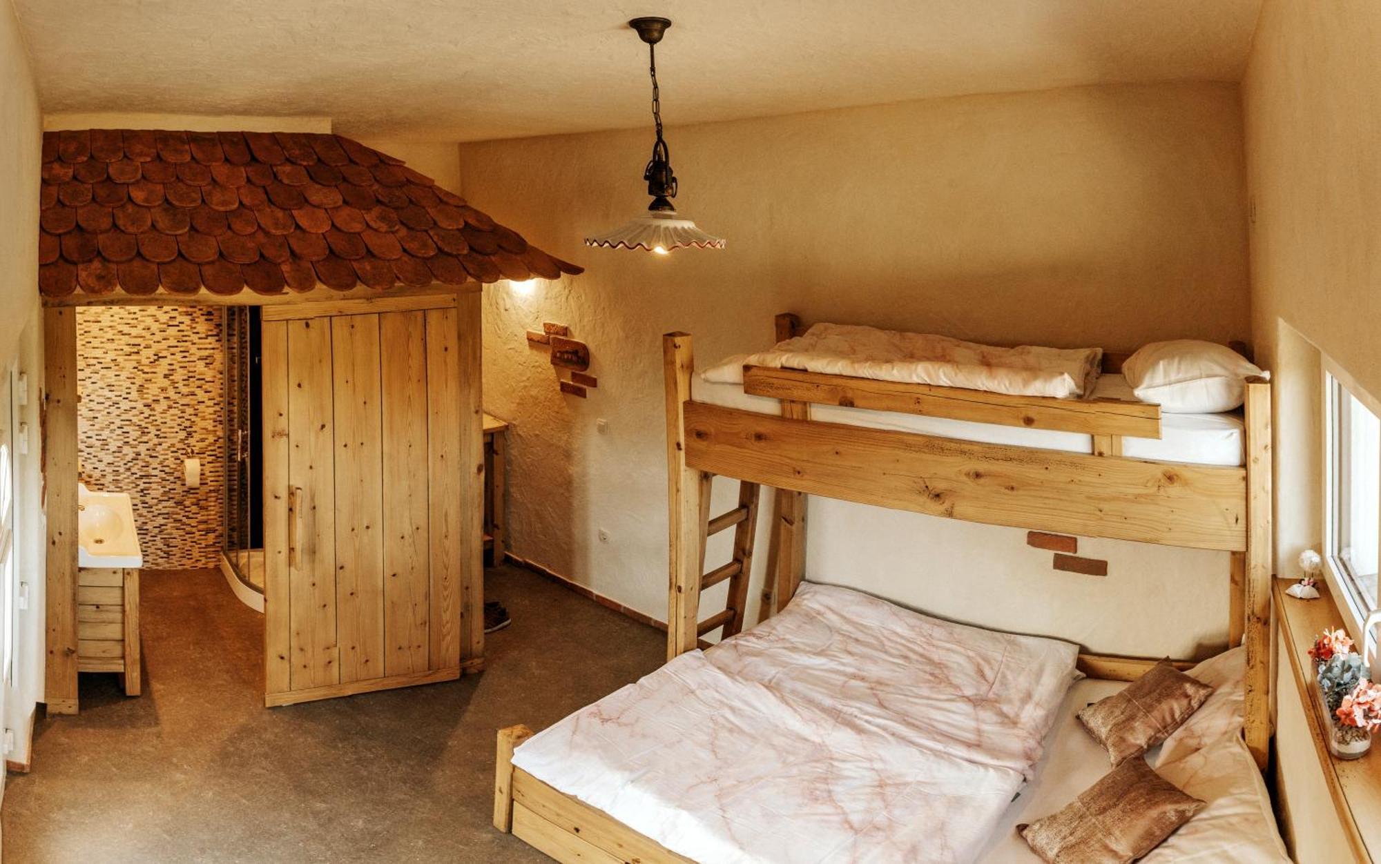 Hotel Gostilnica Orle - Sleeping In The Tower à Škofljica Extérieur photo