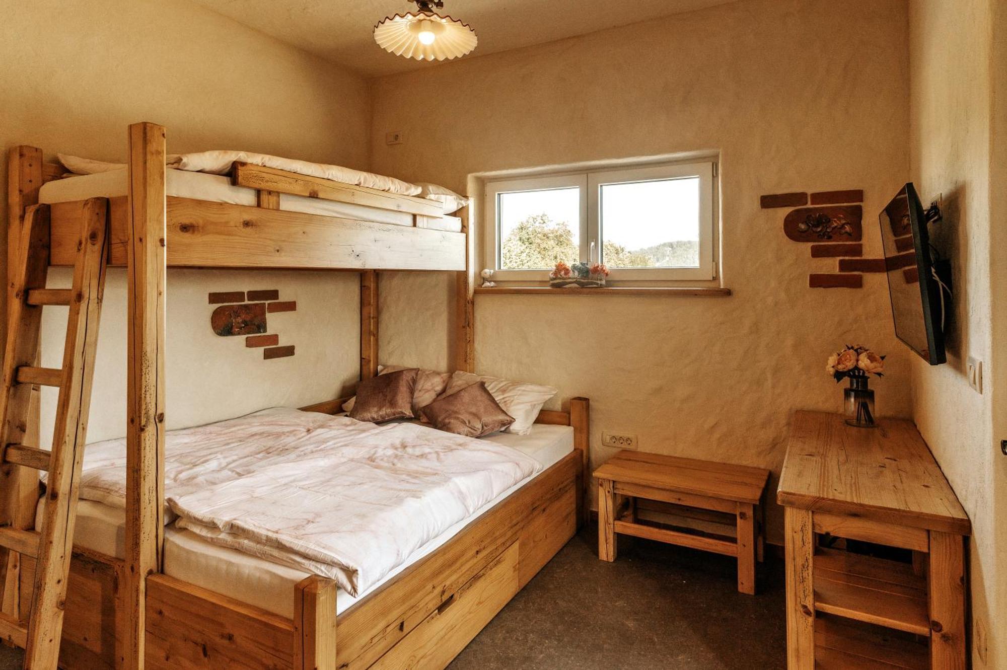 Hotel Gostilnica Orle - Sleeping In The Tower à Škofljica Extérieur photo