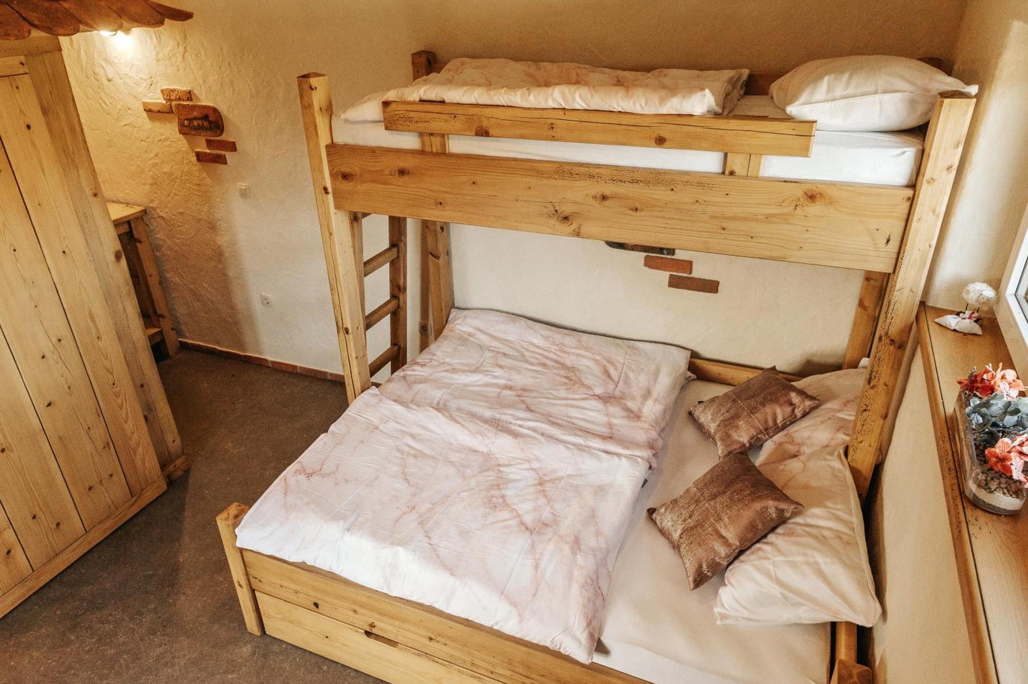 Hotel Gostilnica Orle - Sleeping In The Tower à Škofljica Extérieur photo